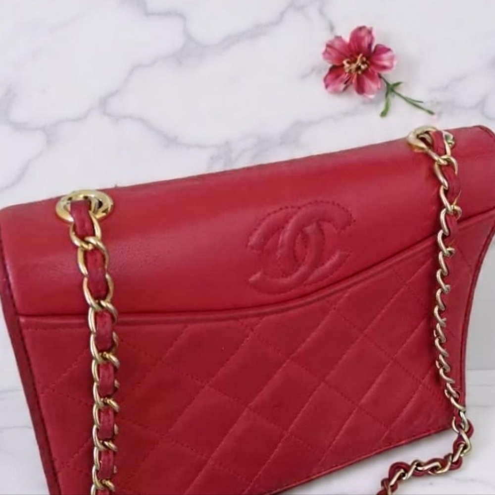 ​🌹 RARE CHANEL Vintage Red Lambskin Diana Flap Bag - 24K Gold Hardware 🌹 - Picture 7 of 17